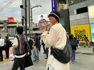 Nam diễn viên Chae Jong Hyeop chụp ảnh mình trên bảng tin điện tử ở Shibuya... “Là tôi đây.”