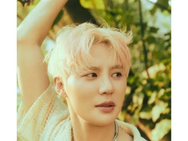 Jun Su (Xia), visual tỏa sáng vàng rực trong rừng... ảnh concept bài hát mới ra mắt