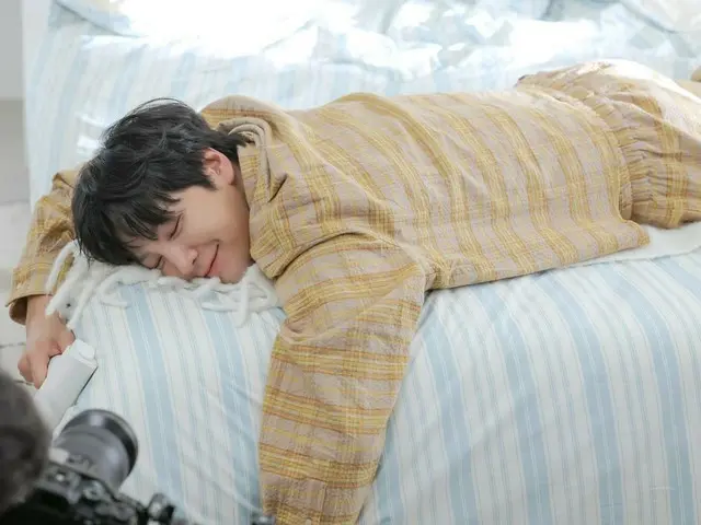 Jang Keun Suk nằm trên giường trong bộ đồ ngủ với vẻ mặt dễ thương... “Bạn trai máy bắn”
