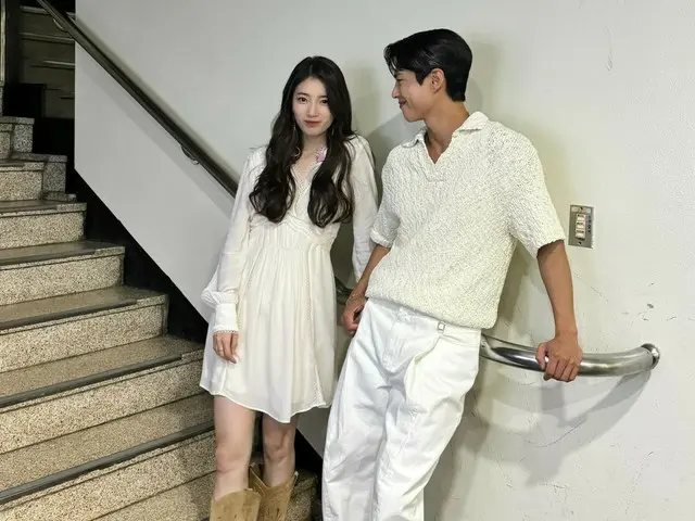 Nam diễn viên Park BoGum trực tiếp tung ảnh chụp chung với Suzy... nhìn ngọt ngào