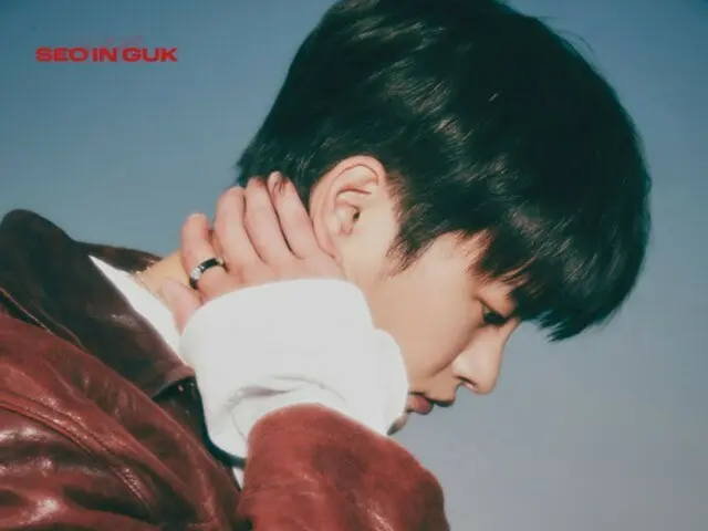 Seo In Guk truyền tải thông điệp sâu sắc bằng nét mặt và đầu ngón tay thanh tú... Bức ảnh thứ ba của MV ca khúc mới được phát hành