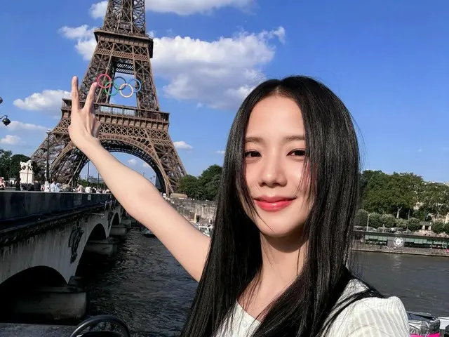 Vẻ đẹp của "BLACKPINK" Jisoo tỏa sáng với phông nền là tháp Eiffel
