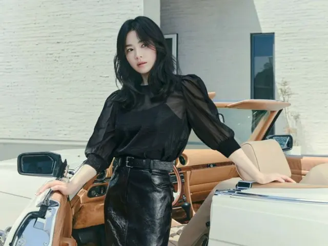 Nữ diễn viên Song Hye Kyo tung ra bộ ảnh...Cô ấy trông thật thanh lịch trong chiếc áo dài màu đen