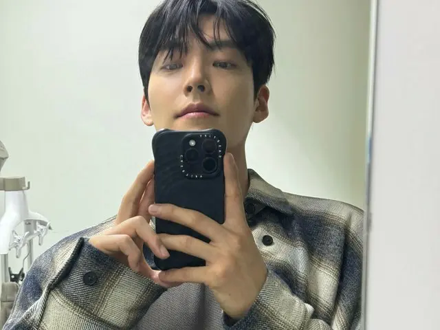 Nam diễn viên Kim WooBin tiết lộ trạng thái gần đây với ảnh selfie trước gương... Visual tuyệt vời