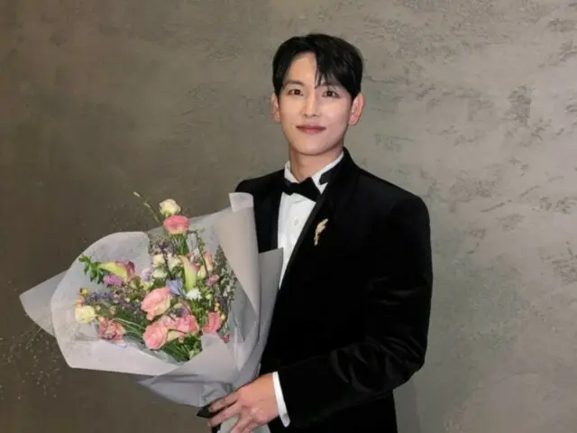 Lim Siwan giành giải Nam diễn viên chính xuất sắc nhất tại ``Blue Dragon Series Awards'' và kể câu chuyện chưa kể