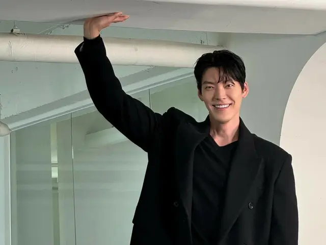 Nam diễn viên Kim WooBin, hậu trường chụp ảnh cho một thương hiệu quần áo...liệu anh ấy có thể chạm tới trần nhà không? !