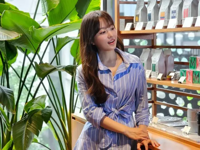 Nữ diễn viên Park Bo Young tung ảnh hậu trường quảng cáo cà phê