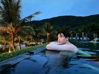 Nam diễn viên Lee Jung Seok đi du lịch hiếu thảo cùng mẹ... Ngoài ra còn có cảnh anh chơi đùa dưới nước cùng mẹ