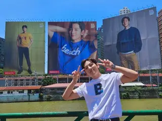 Nam diễn viên Ji Chang Wook chụp ảnh chứng nhận với quảng cáo siêu cỡ của mình tại Manila, Philippines
