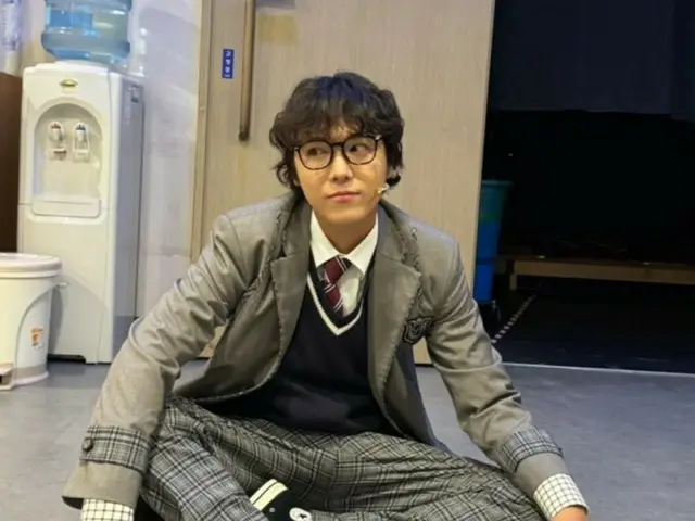 "FTISLAND" Lee Hong Ki khoe vẻ ngây thơ trong bộ đồng phục học sinh... Những hình ảnh hậu trường vở nhạc kịch "Your Lie in April" ra mắt