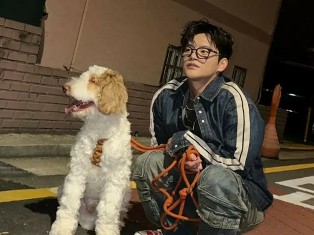 Seo In Guk đi dạo cùng chú chó của mình vào ban đêm...Trông anh ấy bị lôi đi cũng dễ thương