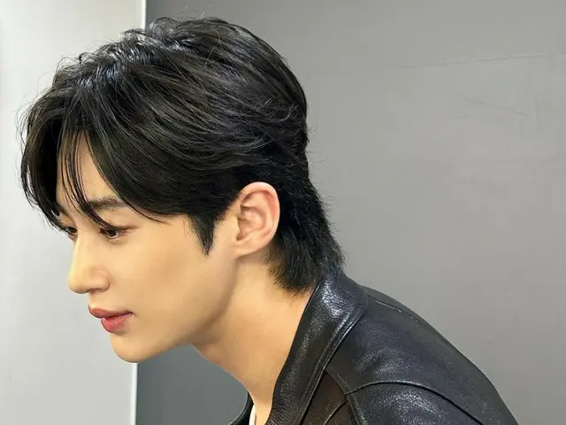 Nam diễn viên Byeon WooSeok không quan tâm đến sức nóng của fan... Chụp ảnh 4 người mặc áo khoác Rider