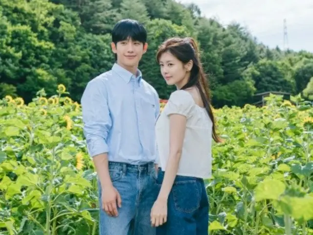 "Mr. Perfect" Jung Hae In♥ Cảnh hôn Somin trên cánh đồng hoa hướng dương... được tung ra hậu trường