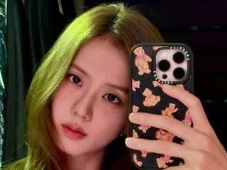 "BLACKPINK" Jisoo selfie trước gương dễ thương... "Lâu lắm mới có gương hồng"