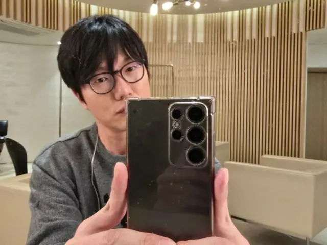 Ca sĩ Sung Si Kyung đang tập selfie trước gương? …“Thế giới selfie không hề dễ dàng”