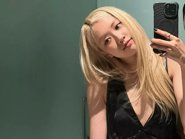 "BLACKPINK" Rosé sang trọng và gợi cảm trong bộ váy đen