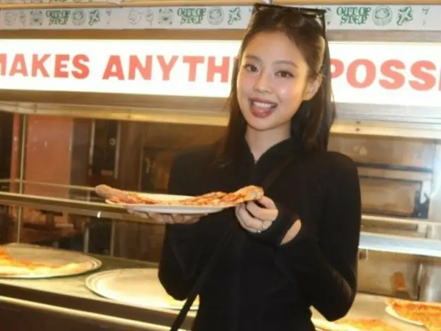 ``BLACKPINK'' Jennie đẹp xuất sắc với thời trang da báo... ngôi sao hào hứng với pizza