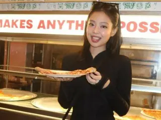 ``BLACKPINK'' Jennie đẹp xuất sắc với thời trang da báo... ngôi sao hào hứng với pizza