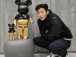 Ji Chang Wook tạo dáng đáng yêu với hình chú gấu...sự kết hợp tuyệt vời nhất