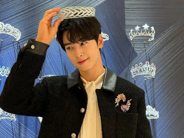 "ASTRO" Cha Eun Woo, tỏa sáng visual hoàng tử với vương miện trên đầu