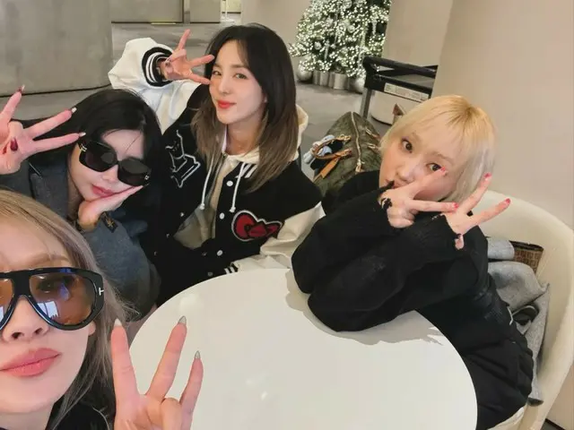 "2NE1" Dara tung ra bức ảnh toàn thân của "2NE1"...Cô ấy có khuôn mặt trẻ thơ và hỏi: "Đây không phải là bức ảnh từ 10 năm trước sao?"