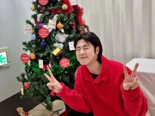 “TVXQ” YunHo (U-KNOW), bình yên trước cây thông Noel… “Giáng sinh vui vẻ”