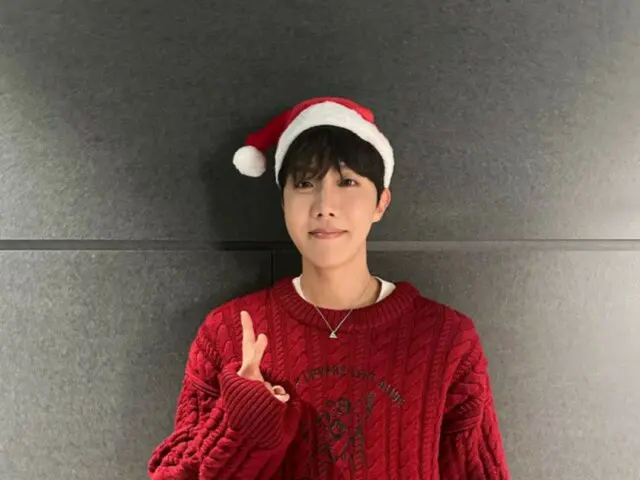 "BTS" J-HOPE đón Giáng sinh với áo dệt kim màu đỏ và mũ ông già Noel (có video)