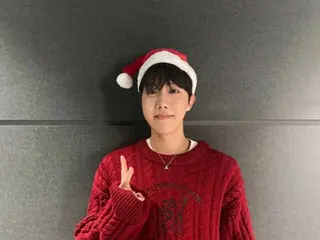 "BTS" J-HOPE đón Giáng sinh với áo dệt kim màu đỏ và mũ ông già Noel (có video)