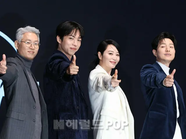 [Ảnh] Kim Hye Soo, Jung Sung Il và Joo Jong Hyuk tham dự buổi giới thiệu sản xuất loạt phim Disney+ “Behind the Trigger News”