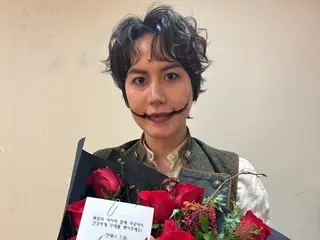 "SUPER JUNIOR" Kyu Hyun chào fan sau buổi ra mắt vở nhạc kịch "The Man Who Laughs"