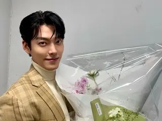 Kim WooBin trông cực ngầu trong bộ vest có bờ vai cao