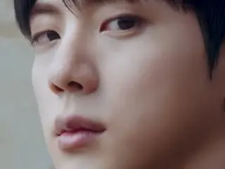 "BTS" JIN khoe nét quyến rũ mềm mại với "Alo Yoga" (có video)