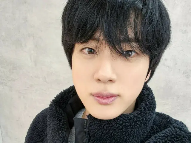 "BTS" JIN, thu hút sự chú ý của mọi người với bức ảnh selfie đẹp tuyệt vời của mình... Đúng như mong đợi của một "trai đẹp toàn cầu"