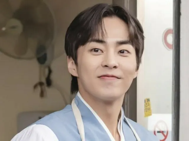 Xiumin của EXO tung ra những bức ảnh đầu tiên từ bộ phim truyền hình mới "Ho's Restaurant"... Một thiên tài vượt thời gian