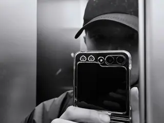 "BTS" RM tung ảnh selfie phản chiếu của "Discharge D-100"... Ốp lưng điện thoại thông minh "KUROMI" gây chú ý