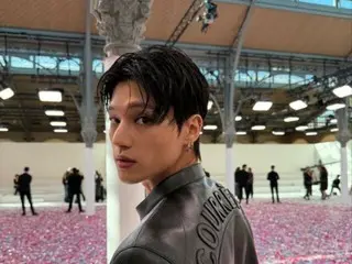 Wooyong của ATEEZ xuất hiện tại Tuần lễ thời trang Paris... "Cơ bụng gợi cảm trong chiếc áo khoác da với làn da trần"