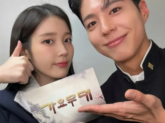 Park BoGum xuất hiện trên "Music Stage" cùng IU... trong bộ đồng phục học sinh mới