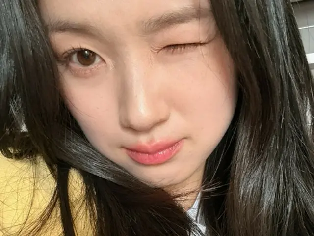 Cái nháy mắt cận cảnh của Kim Hye-yoon khiến trái tim bạn rung động... "Lovely is jammed"