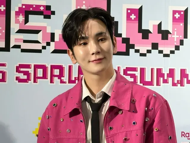 KEY của SHINee lần đầu xuất hiện solo trên GalAwa... chiếc áo khoác màu hồng dễ thương (có kèm video)