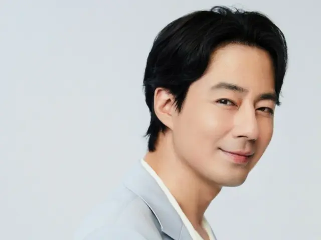 Diễn viên Jo In Sung tặng giày thể thao cho trại trẻ mồ côi vào Ngày thiếu nhi