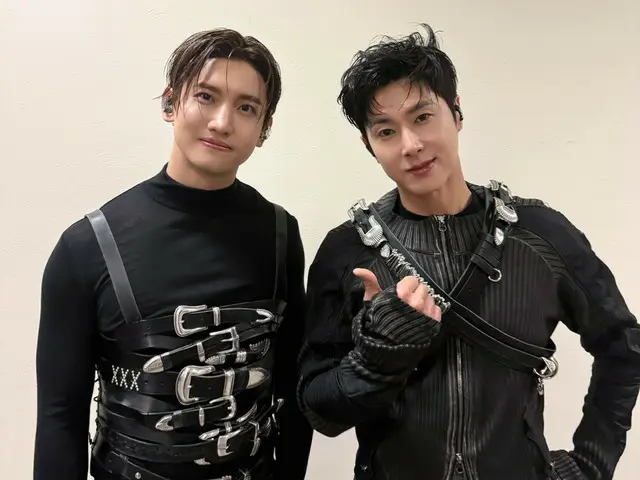 TVXQ tạo dáng sau khi kết thúc buổi biểu diễn "SMTOWN LIVE 2025" tại Mexico