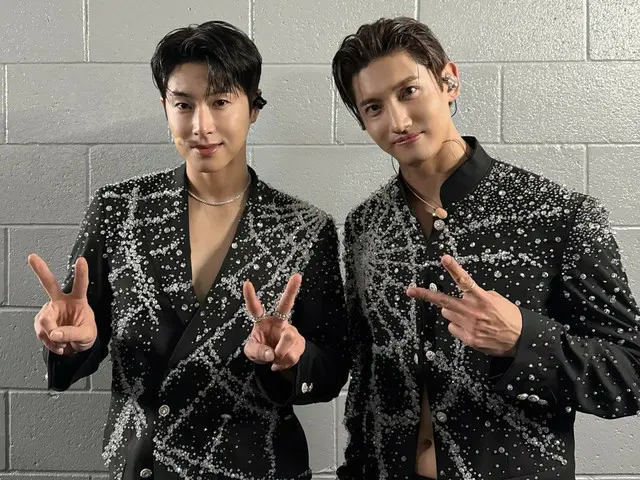 TVXQ chào người hâm mộ bằng biểu tượng hòa bình sau khi kết thúc "SMTOWN LIVE 2025" tại Los Angeles