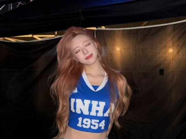 Yuna của ITZY khoe phong cách quần jeans tuyệt đẹp của mình tại lễ hội trường đại học... đường xương chậu của cô ấy đẹp nhất từ trước đến nay