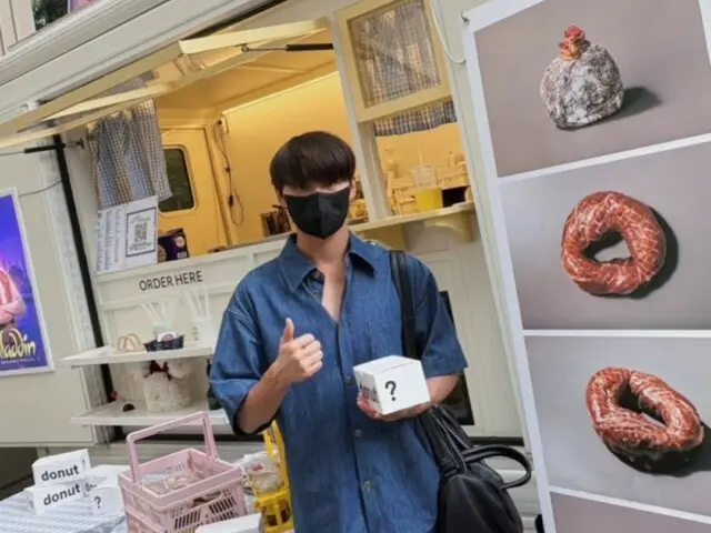 Jun Su (Xia) giơ ngón tay cái lên như một cậu bé... anh ấy đẹp trai ngay cả khi anh ấy che giấu mọi thứ