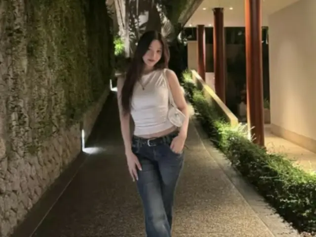 JOY của Red Velvet, bắt mắt trong áo ba lỗ trắng và quần denim