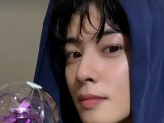 "ASTRO" Cha Eun Woo chào người hâm mộ bằng light stick... visual tỏa sáng