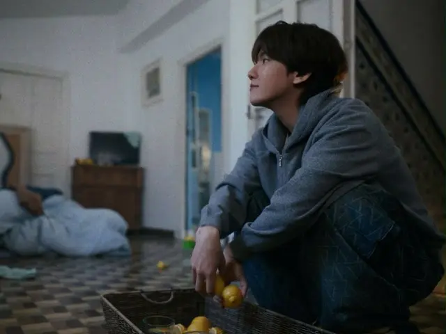 Thành viên nhóm EXO, Baekhyun, vừa phát hành video ca nhạc cho ca khúc mới "Lemonade" của mình, mang đến một câu chuyện tình lãng mạn! (Có kèm video)