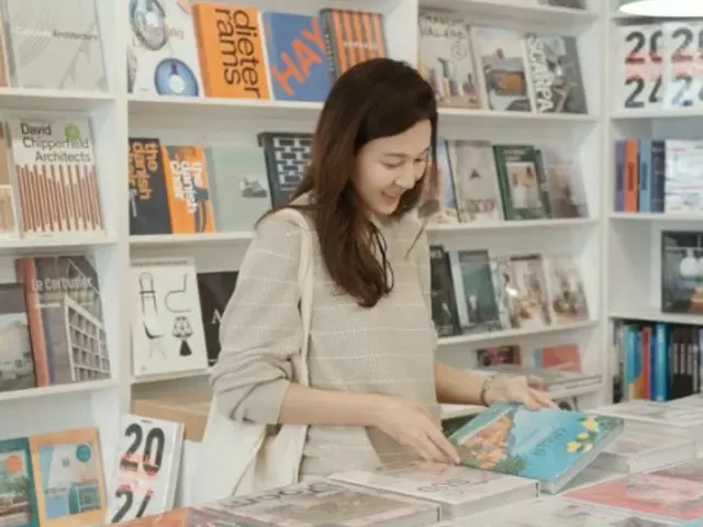 Kim Ha Nul, vẻ đẹp thuần khiết tỏa sáng trong các hiệu sách