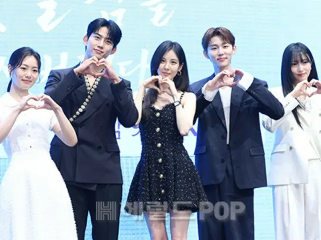 [Ảnh] Tacyeon của 2PM, Seohyun của Girls' Generation và các ngôi sao khác của bộ phim "I Stole the Lead Role's First Experience" tham dự buổi giới thiệu sản xuất