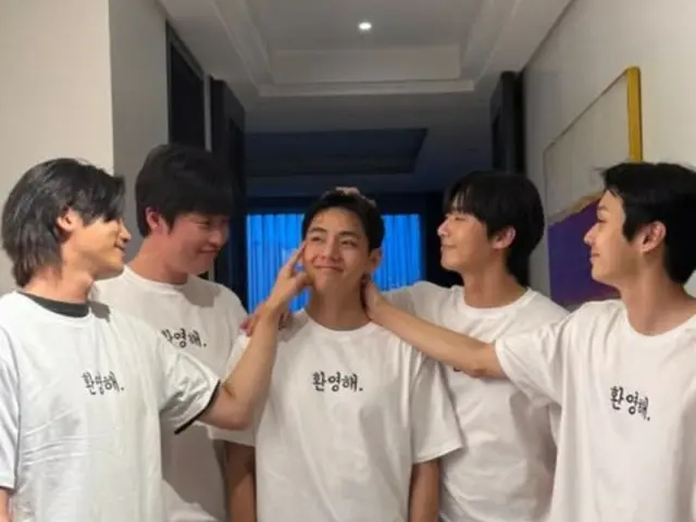 "BTS" V đáp lại lời chào từ Park Seo Jun, Park Hyung Sik và Choi Woo-shik... "Cảm ơn"